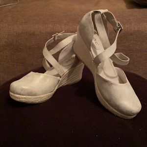 Closed toe, cross strap wedge espadrille size 8